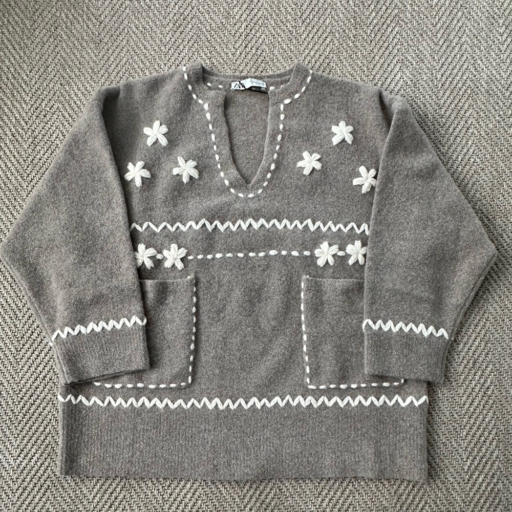 Zara Gray V-Neck Sweater with White Floral Design